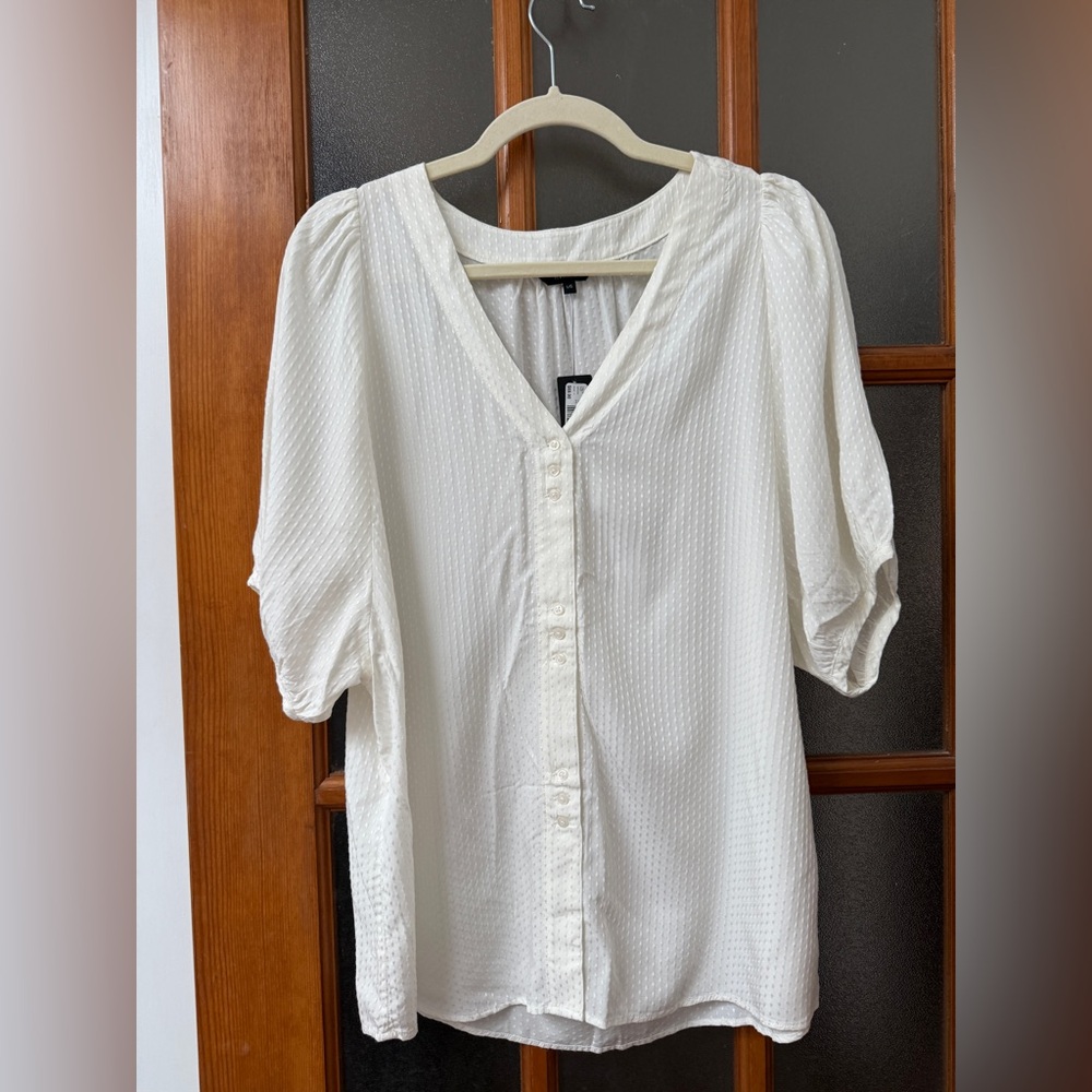 RW&CO. Off-White Button-Front Puff Sleeve Blouse